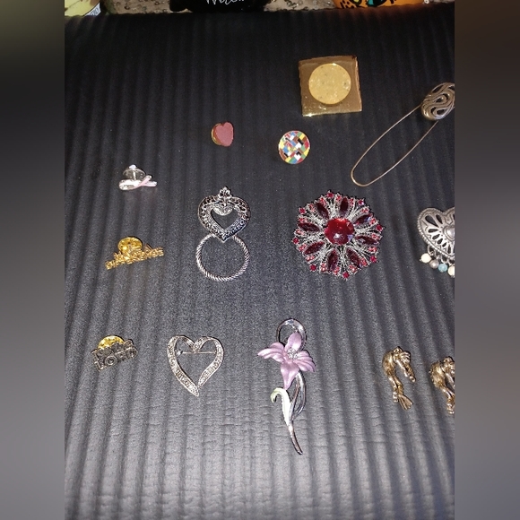 Brooches - Picture 2 of 7